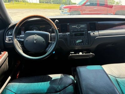 2006 Lincoln Town Car Signature Limited